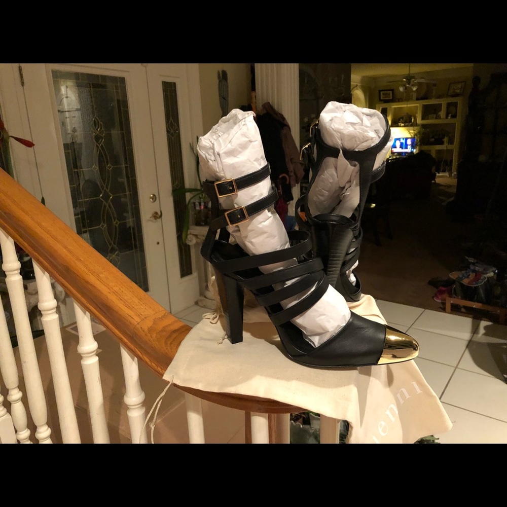 Size 6 strapping cap-toe Black Multi strap sandal - Picture 5 of 8